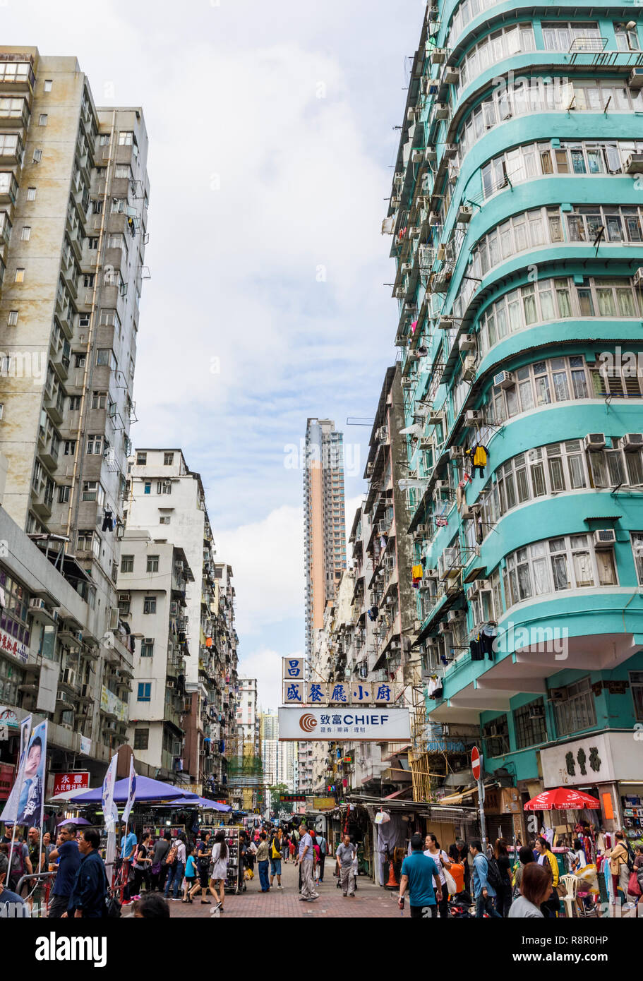 Strada trafficata scena di mercato guardando giù Fuk Wa St, Sham Shui Po, Kowloon, Hong Kong Foto Stock