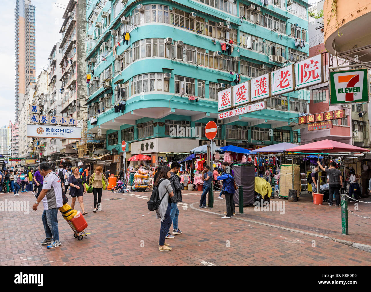 Strada trafficata scena in corrispondenza della giunzione di Fuk Wa St e Pei Ho St, Sham Shui Po, Kowloon, Hong Kong Foto Stock