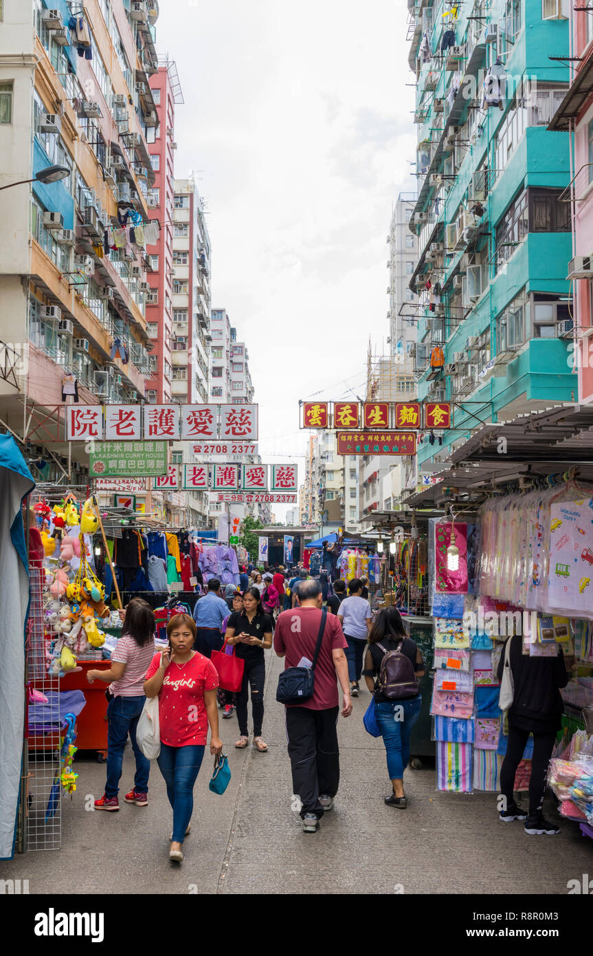 Strada trafficata scena di mercato, Pei Ho St, Sham Shui Po, Kowloon, Hong Kong Foto Stock
