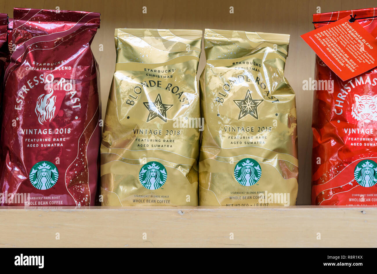 Starbucks Coffee Natale arrosto di sacchetti a uno Starbucks Foto Stock