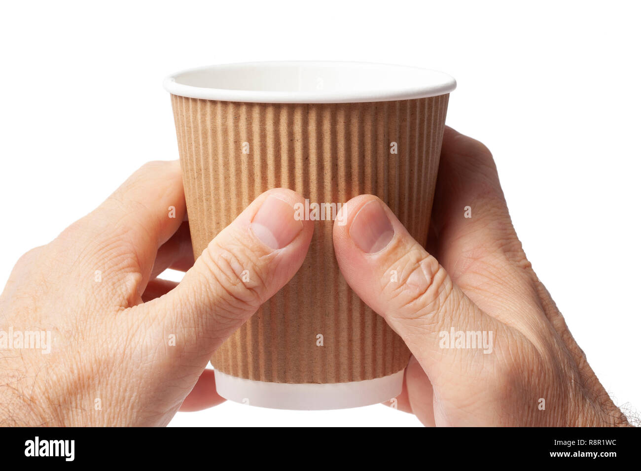 Scatola in cartone tazza di caffè in due mani umane su bianco. Foto Stock