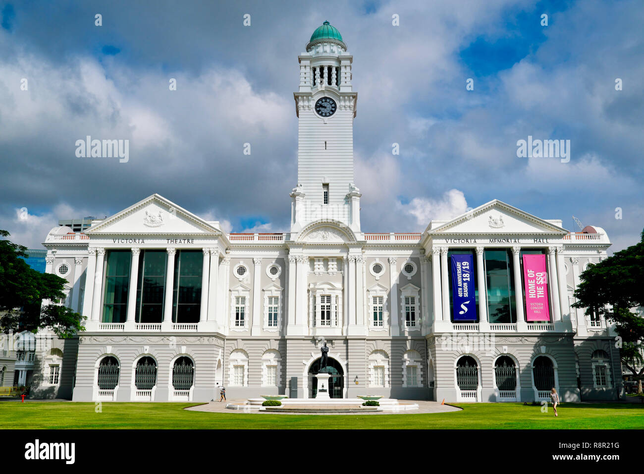 Il Victoria Theatre e il Victoria Memorial Hall, dal Fiume Singapore, nel quartiere coloniale di Singapore; anteriore: Statua di Stamford Raffles Foto Stock