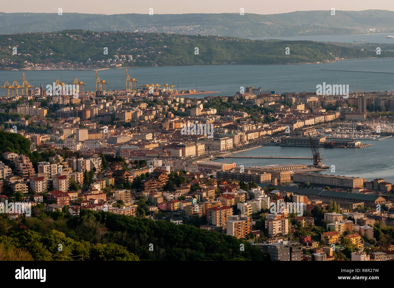 Bella vista aerea di Trieste al tramonto, Friuli Venezia Giulia, Italia Foto Stock