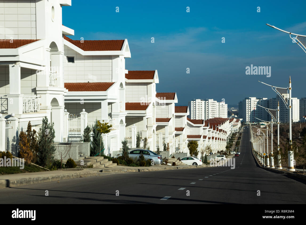 Quartiere residenziale di ville bianche con tetti rossi su uno sfondo di un blu cielo nuvoloso. Di immobili e proprietà Foto Stock