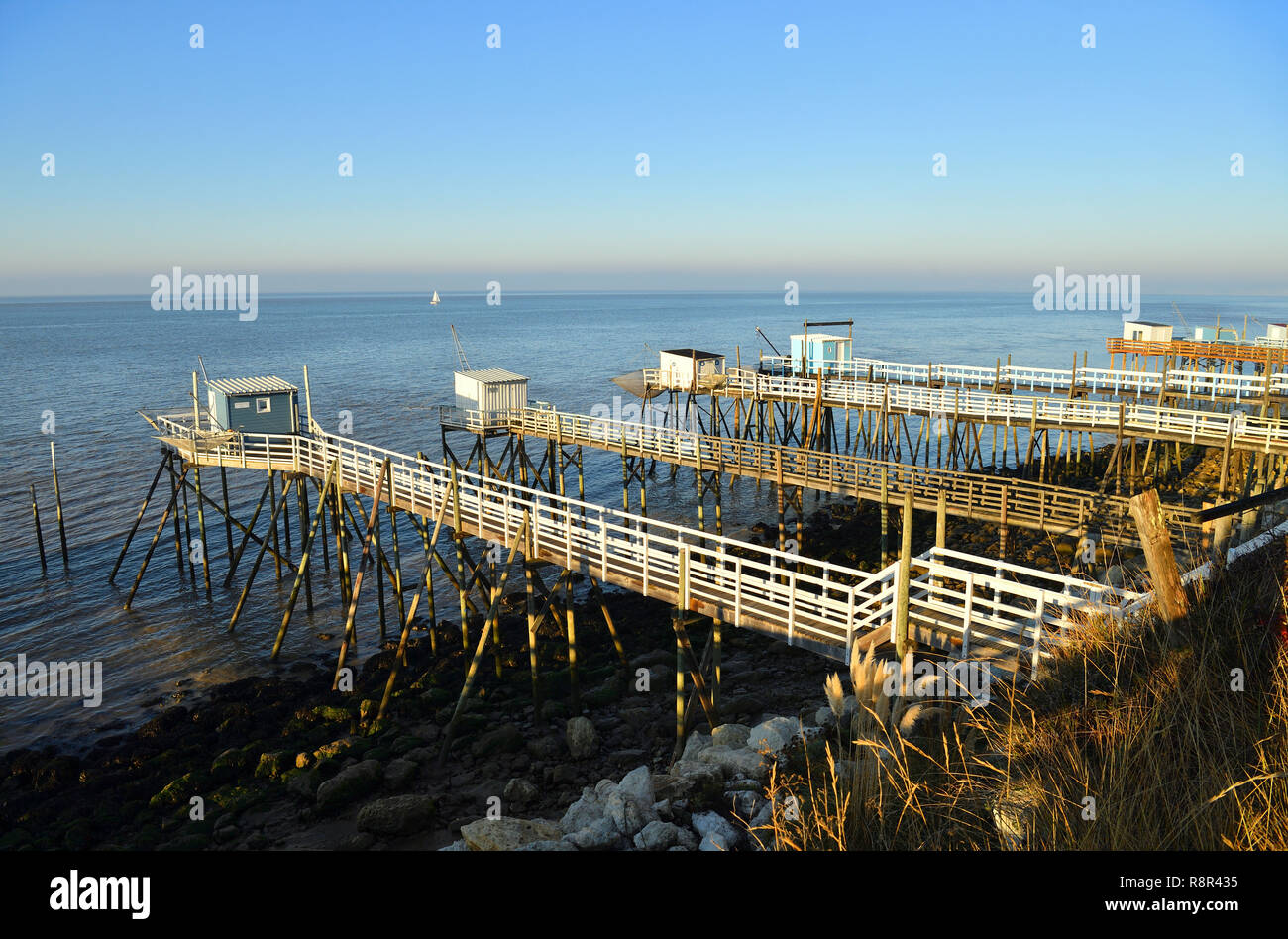 Francia, Charente Maritime, estuario Gironde, Talmont sur Gironde, etichettati Les Plus Beaux Villages de France (i più bei villaggi di Francia), Carrelets (Fisherman's hut) sotto le scogliere Caillaud Foto Stock