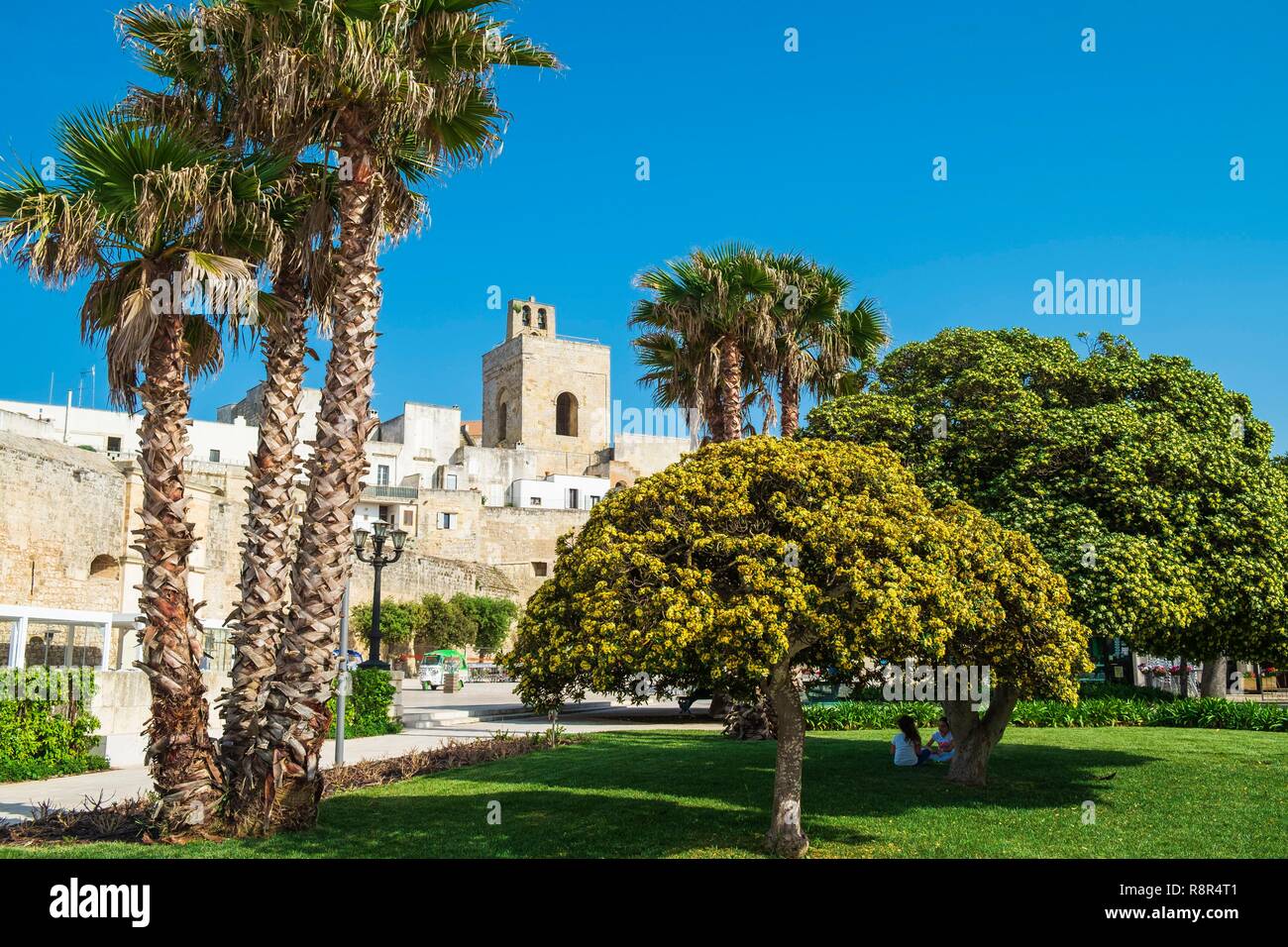 L'Italia, Puglia, regione salentina, Otranto, il centro storico è protetto da imponenti bastioni Foto Stock