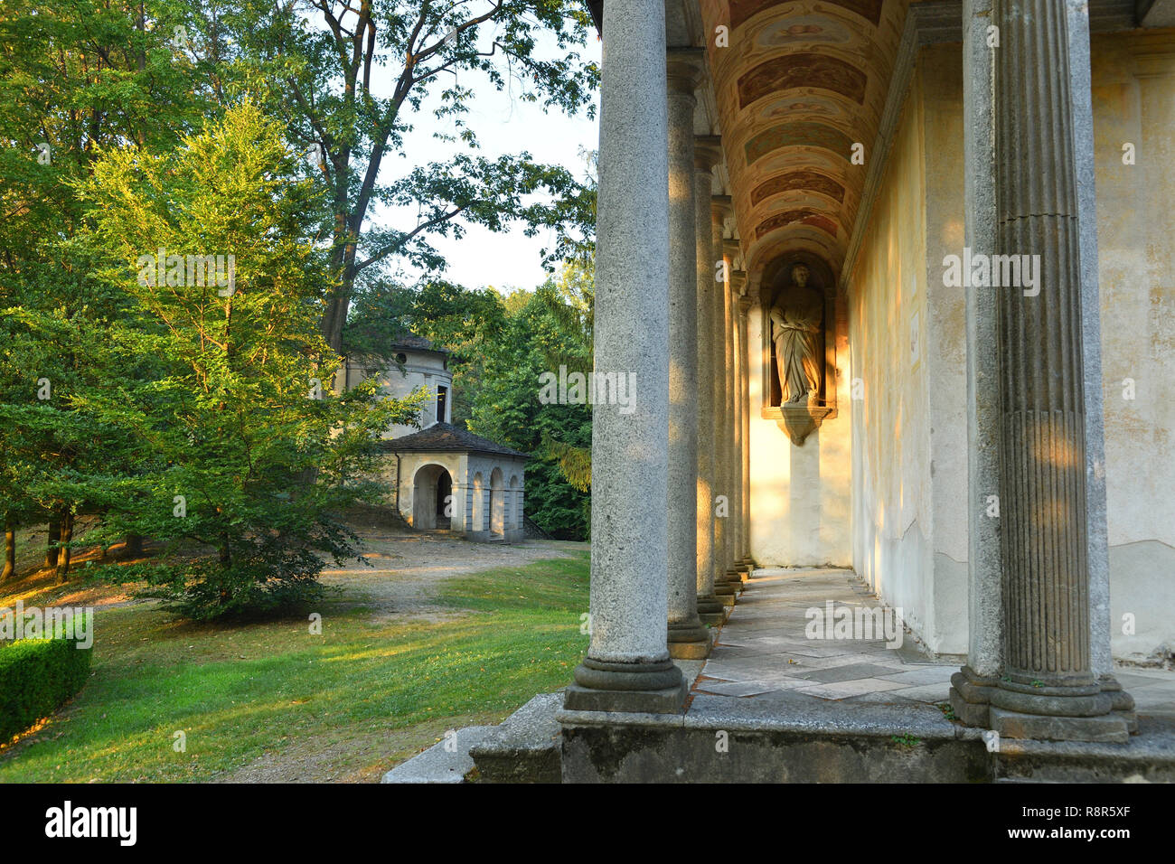 L'Italia, Piemonte, lago d'Orta, Orta San Giulio, il Sacro Monte dedicato a san Francesco di Assisi attraverso 20 cappelle decorate con affreschi e con sorprendente terracotta statue a grandezza naturale, tra i Sacri Monti del Piemonte e della Lombardia menzionati come patrimonio mondiale dall' UNESCO Foto Stock