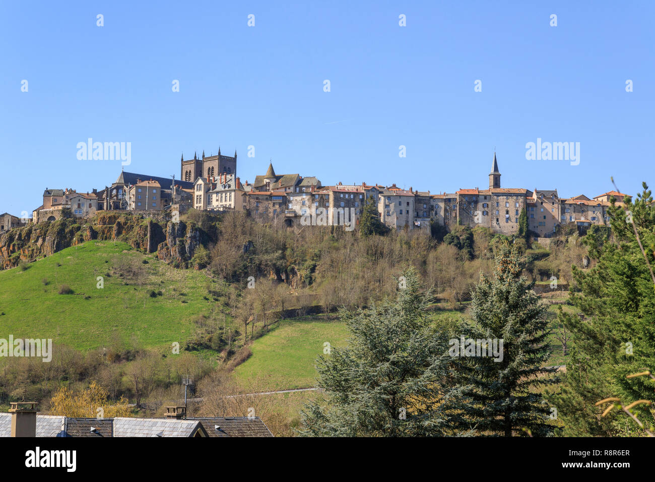 Francia, Cantal, Saint Farina, vista sulla città alta // Francia, Cantal (15), Saint-Flour, vue sur la ville haute Foto Stock