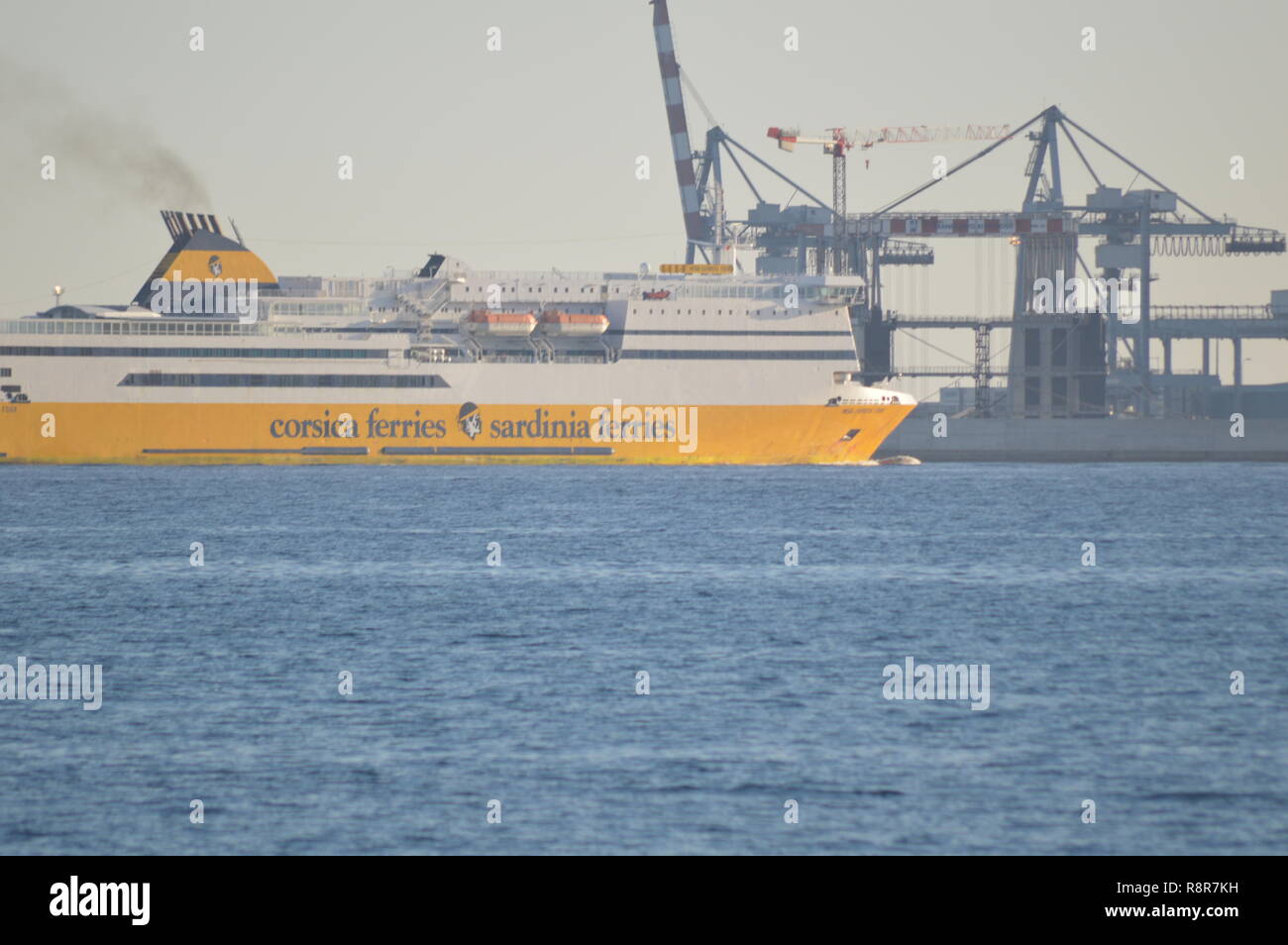 Una Corsica ferries Sardinia Ferries nave nel mare mediterraneo Foto Stock
