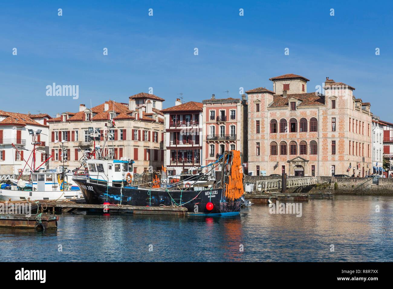 Francia, Pirenei Atlantique, crogiolatevi paese di Saint Jean de Luz, porto di pescatori con sullo sfondo la belle case dei ricchi proprietario il cui villa Infante Foto Stock