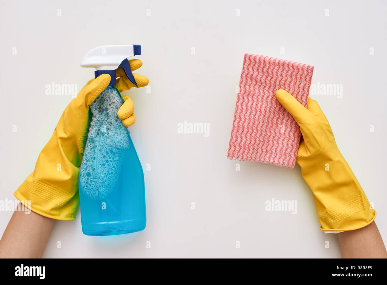 Mantenere la pulizia. Detergente per vetri ed un panno in mani umane Foto Stock