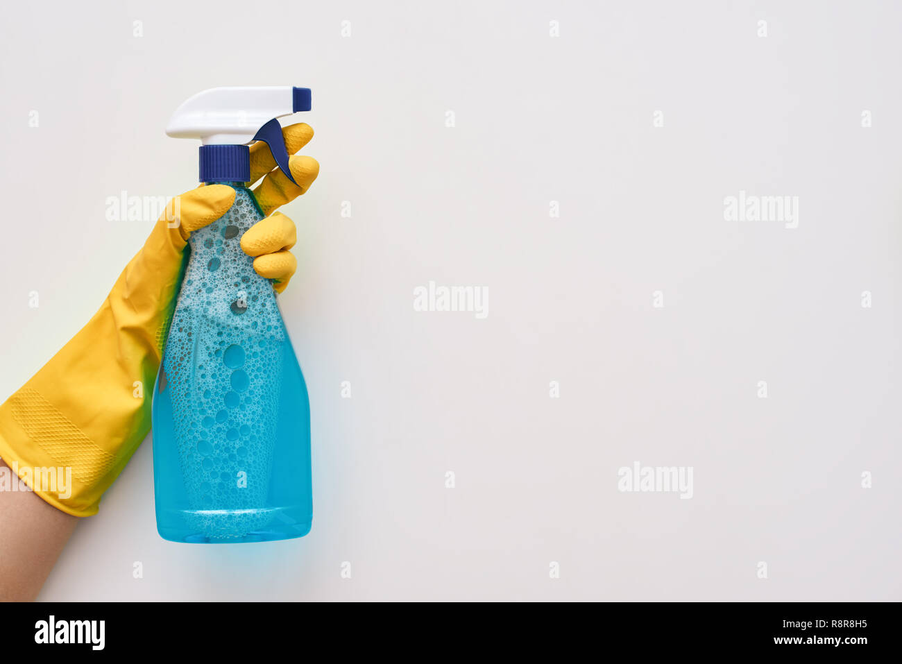 Mantenere la pulizia. Detergente per vetro attaccato inquinamento nelle mani dell uomo Foto Stock