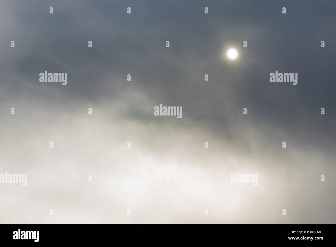 Dark Sky. Il sole in thunderclouds nel cielo. Il sole esce dalle nuvole. Sfondo drammatico. Foto Stock