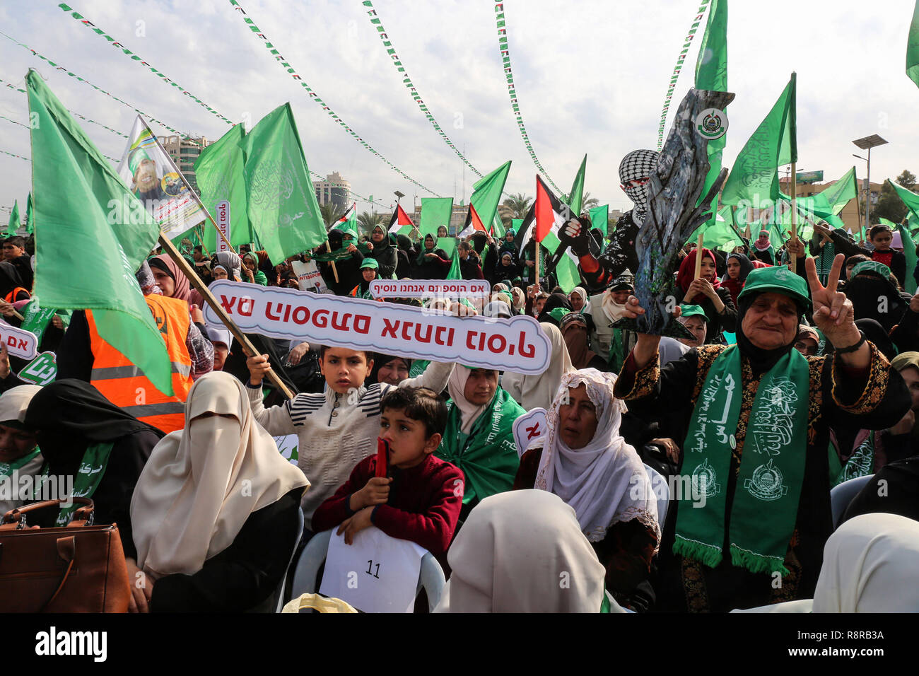 La striscia di Gaza, la Palestina. 16 dicembre 2018. Palestinesi prendere parte in un rally segnando il trentunesimo anniversario di Hamas, fondatori di Gaza City, il 16 dicembre Foto Stock