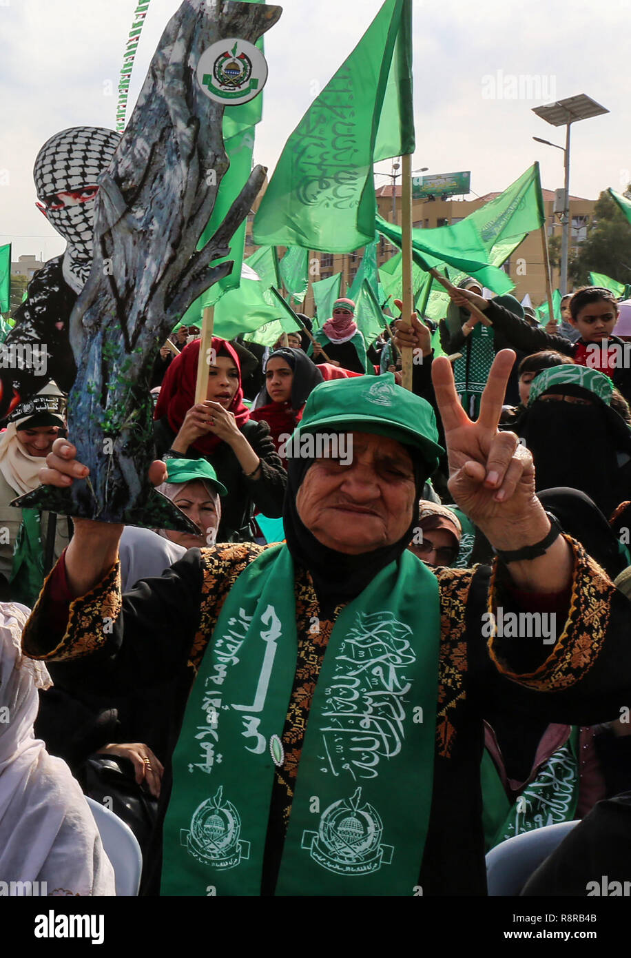 La striscia di Gaza, la Palestina. 16 dicembre 2018. Palestinesi prendere parte in un rally segnando il trentunesimo anniversario di Hamas, fondatori di Gaza City, il 16 dicembre Foto Stock