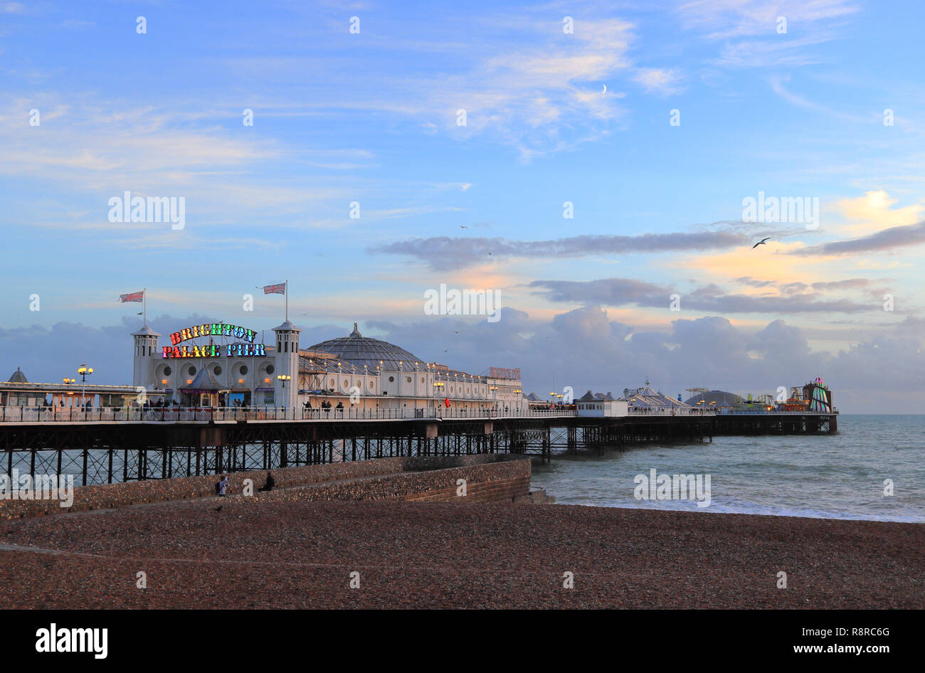BRIGHTON, East Sussex, England, Regno Unito - 13 novembre 2018: Il illuminate Brighton Palace Pier sulla Spiaggia di Brighton al tramonto. Foto Stock