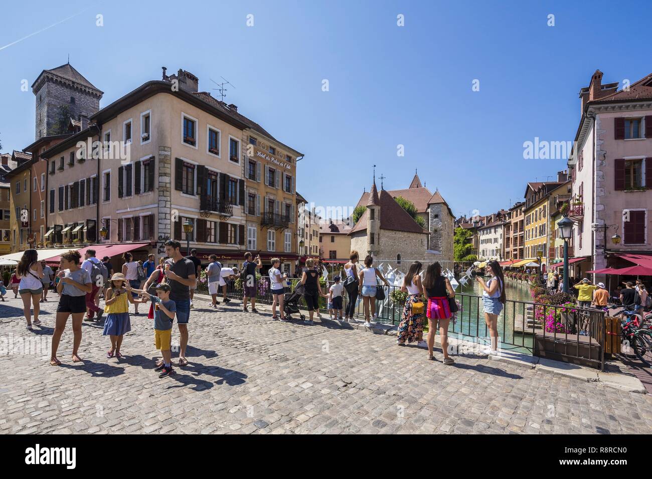 Francia, Haute Savoie, Annecy, città vecchia sul fiume Thiou banche, ex prigioni del Palais de l'Isle e Isola Quays con una vista della torre del Musee Château (Castello Museo) Foto Stock