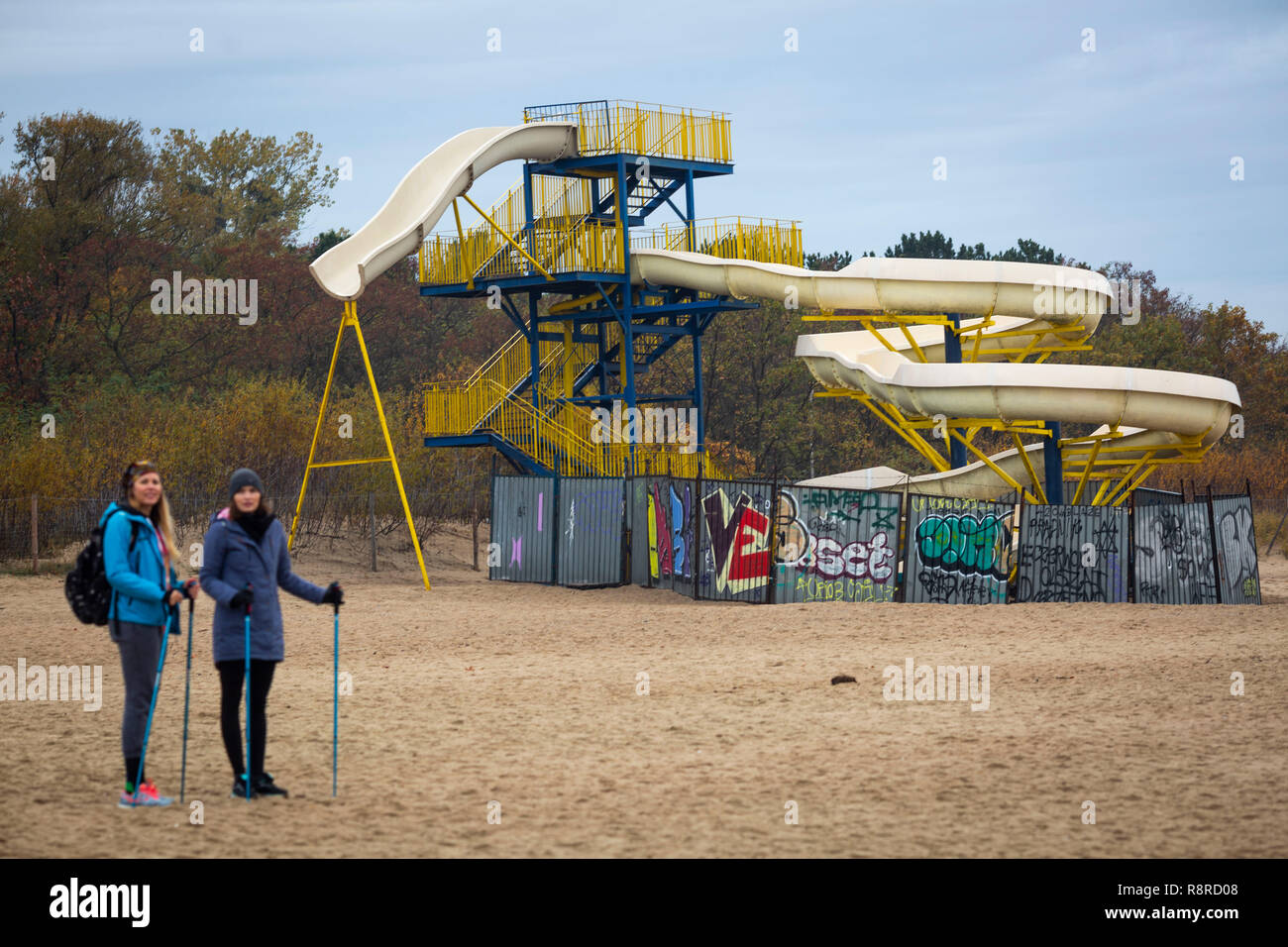 Chiuso il parco giochi in Brzezno Beach, Mar Baltico, Polonia. Foto Stock