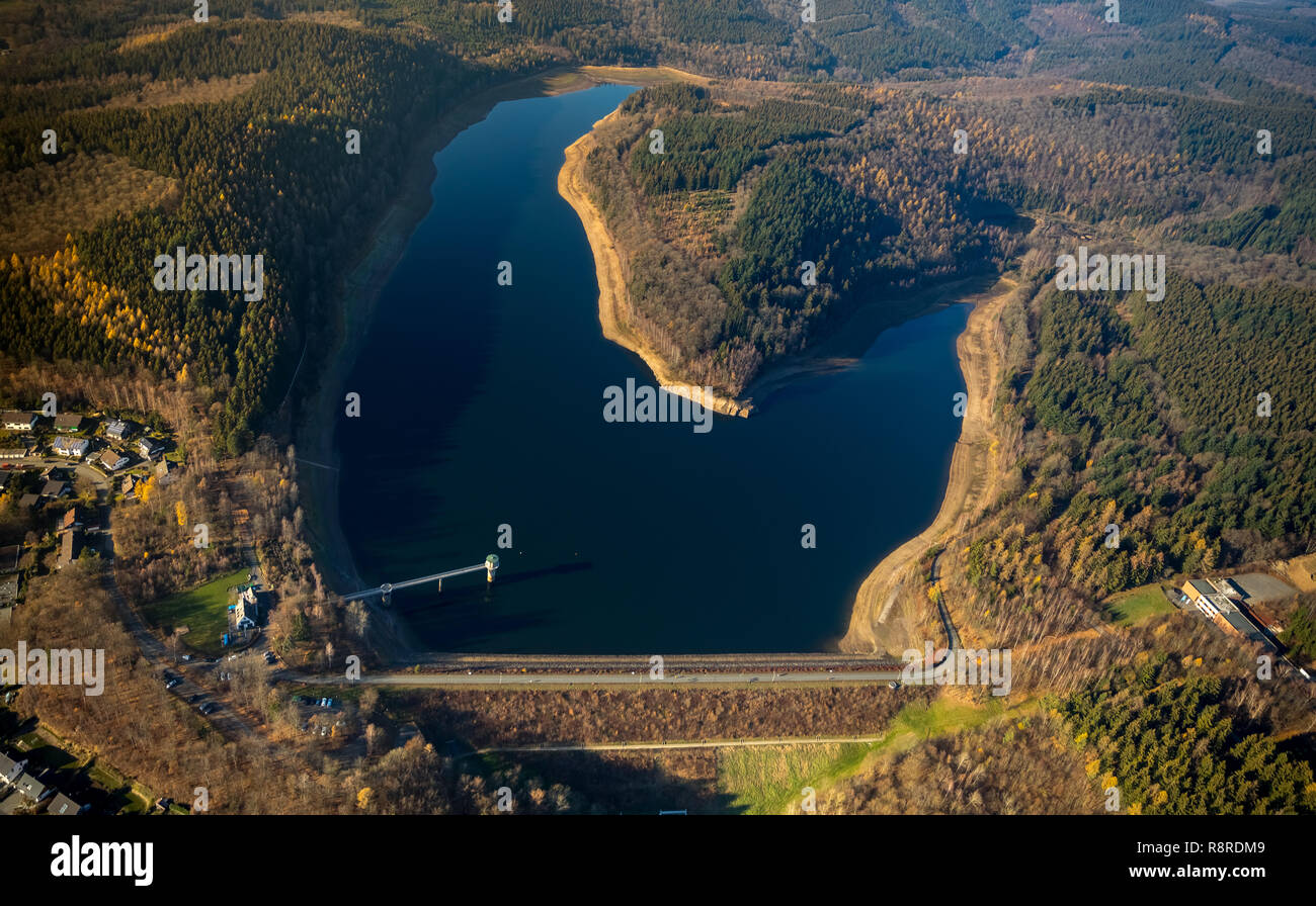 Vista aerea, Breitenbach dam, acqua bassa e la mancanza d'acqua, siccità, lago artificiale, Allenbach, Hilchenbach, Siegerland, Renania settentrionale-Vestfalia, Germania, Foto Stock