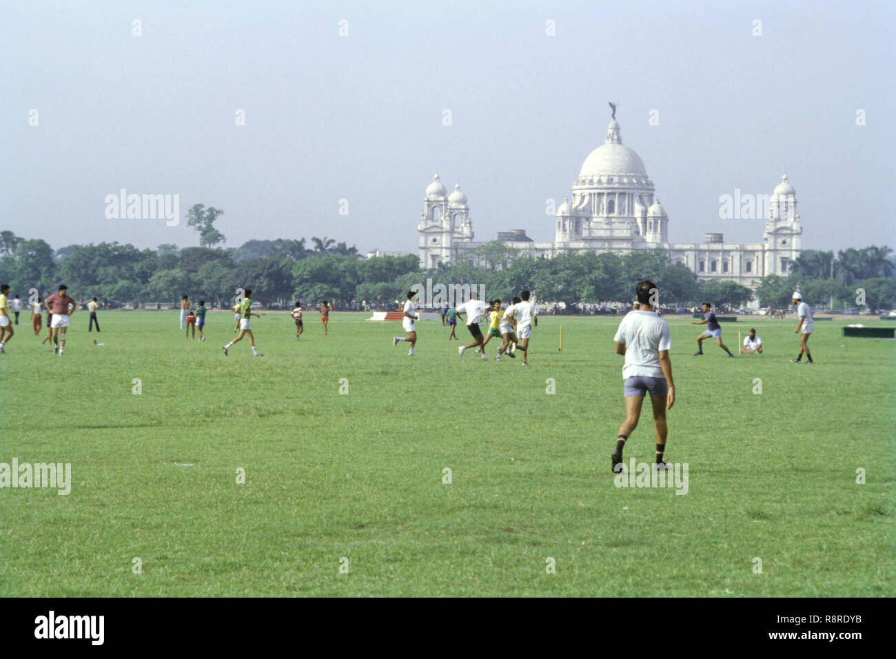 I bambini che giocano a calcio sul terreno, Calcutta, West Bengal, India Foto Stock