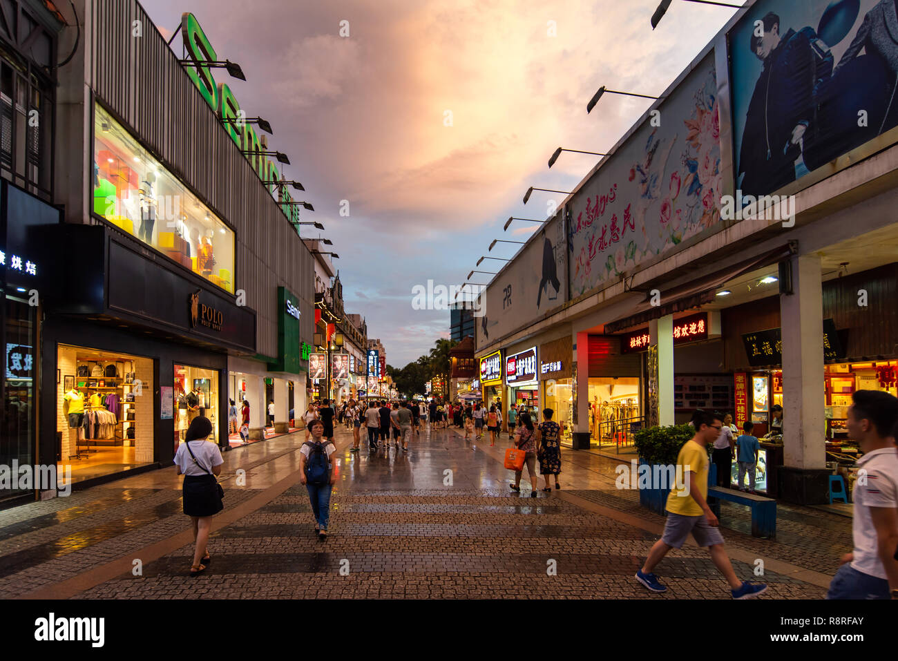 Guilin, Cina - 26 Luglio 2018: strada pedonale principale Zhengyang in Guilin famosa città di viaggio in Cina affollate di persone attorno a piedi Foto Stock