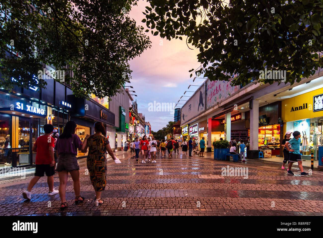Guilin, Cina - 26 Luglio 2018: strada pedonale principale Zhengyang in Guilin famosa città di viaggio in Cina affollate di persone attorno a piedi Foto Stock
