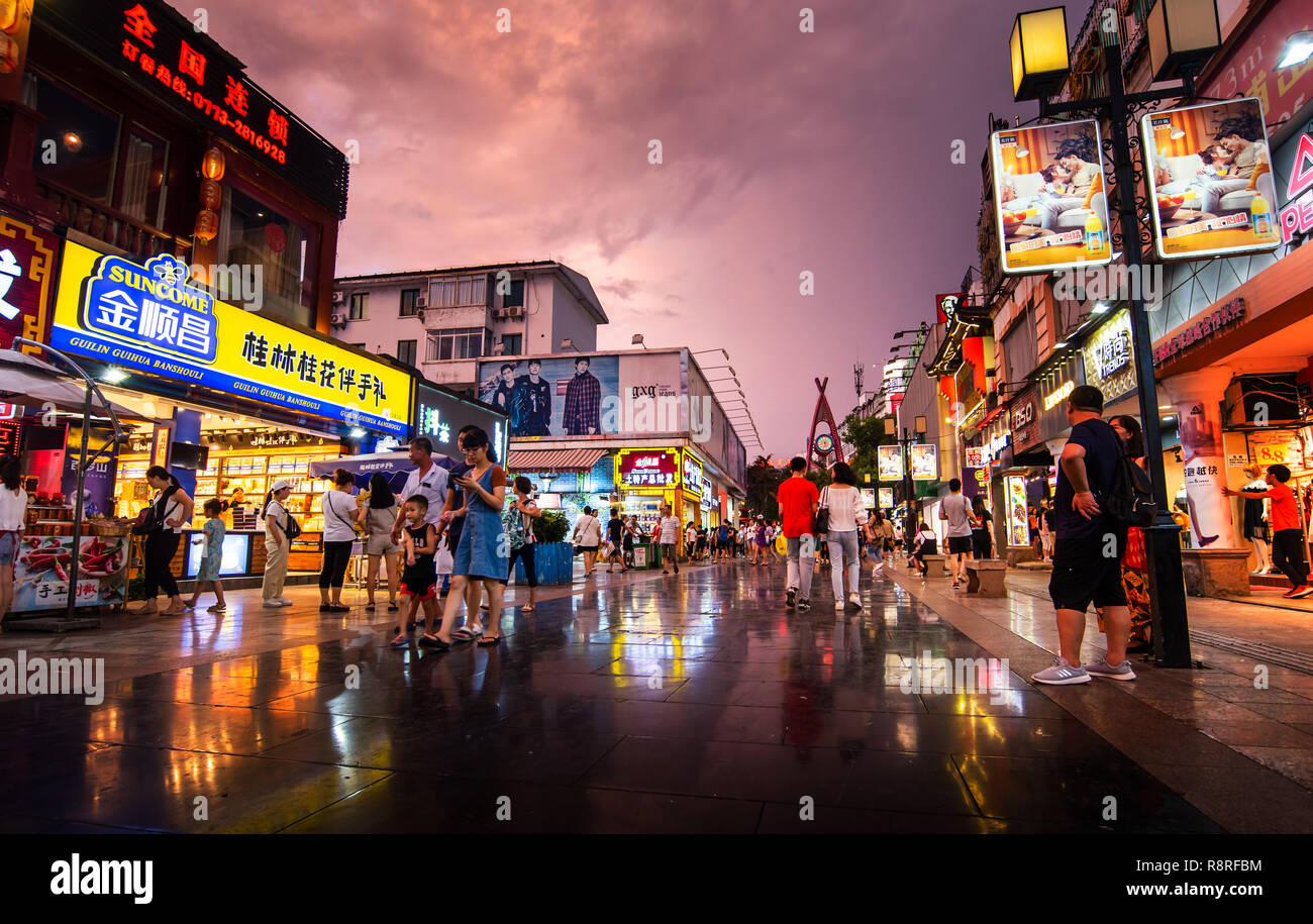 Guilin, Cina - 26 Luglio 2018: strada pedonale principale Zhengyang in Guilin famosa città di viaggio in Cina affollate di persone attorno a piedi Foto Stock