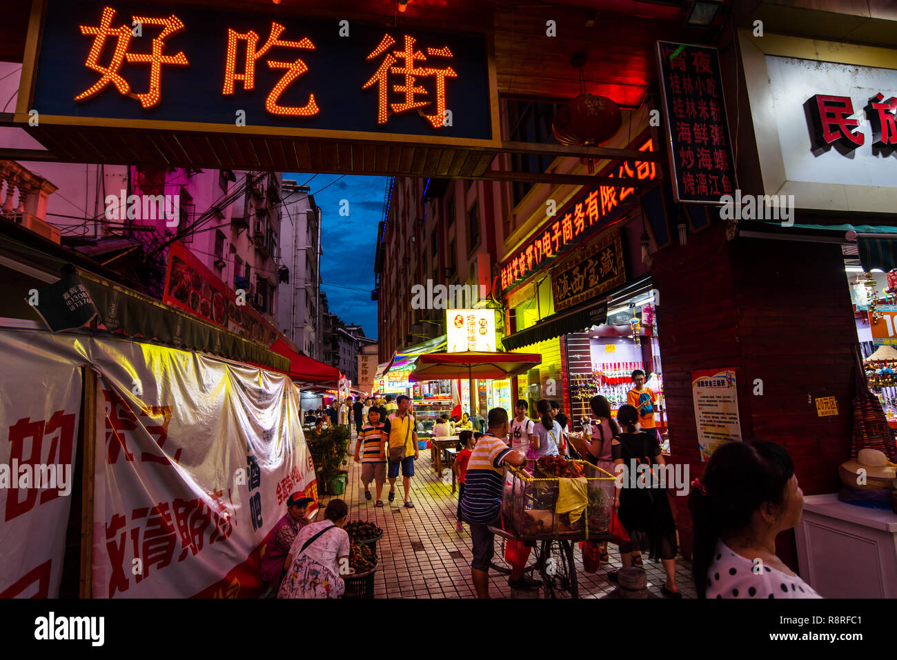 Guilin, Cina - 26 Luglio 2018: il cibo e la strada dello shopping di Guilin Cina cinese tipico street view Foto Stock