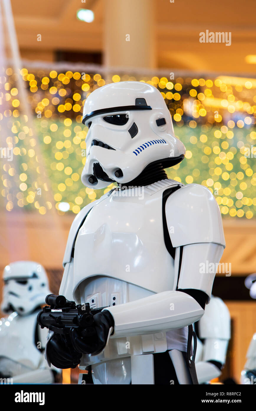 Dubai, Emirati Arabi Uniti - 11 dicembre 2018: Stormtroopers Star wars caratteri visualizzati nel centro commerciale di Dubai Foto Stock