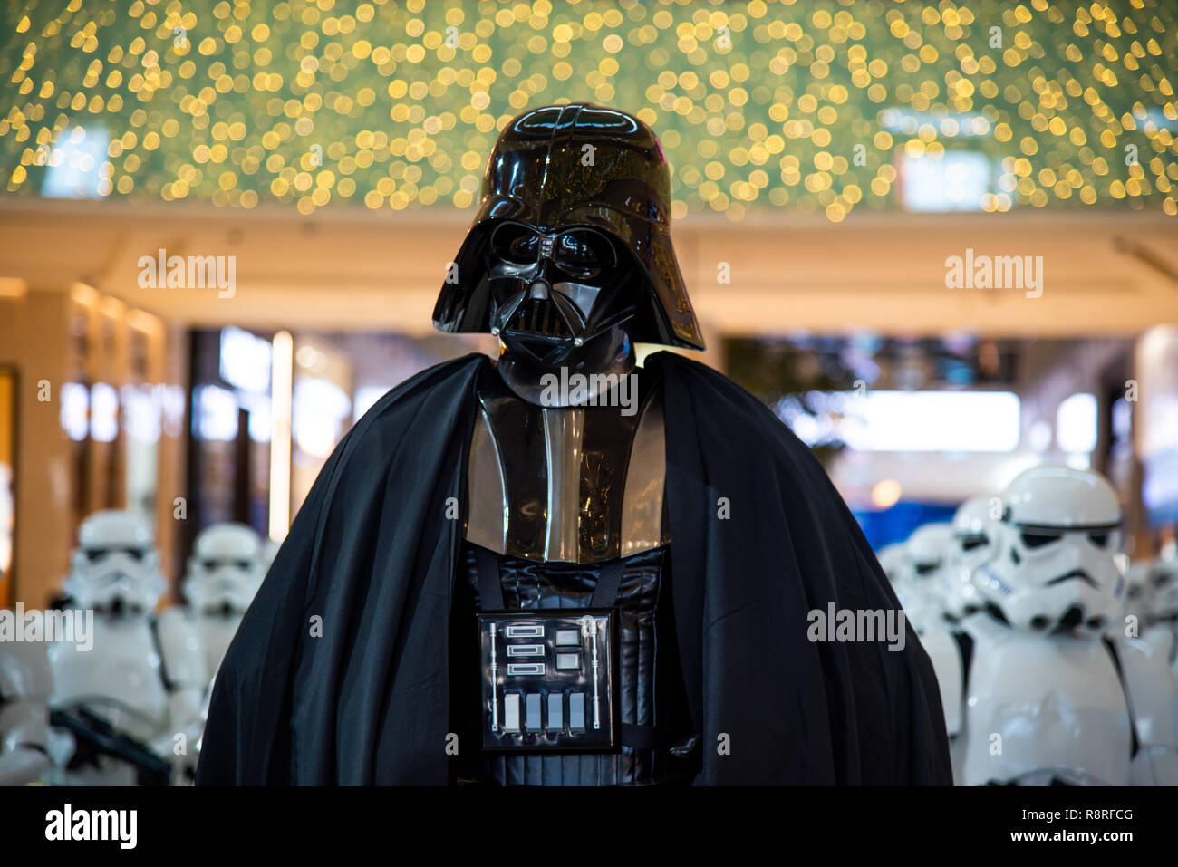 Dubai, Emirati Arabi Uniti - 11 dicembre 2018: dei personaggi di Star Wars Darth Vader visualizzati in Dubai Mall lobby Foto Stock