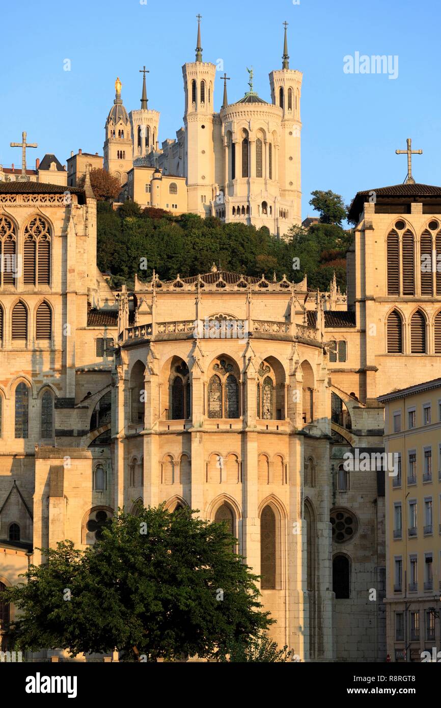 Francia, Rhone, Lione, 5° distretto, il vecchio quartiere di Lione, storico sito elencato come patrimonio mondiale dall' UNESCO, quai Romain Rolland sulla Saone, la Cattedrale di San Giovanni Battista (XII secolo), classificato come monumento storico e la Basilica di Notre Dame de Fourvière (XIX), classificato come monumento storico, in background Foto Stock
