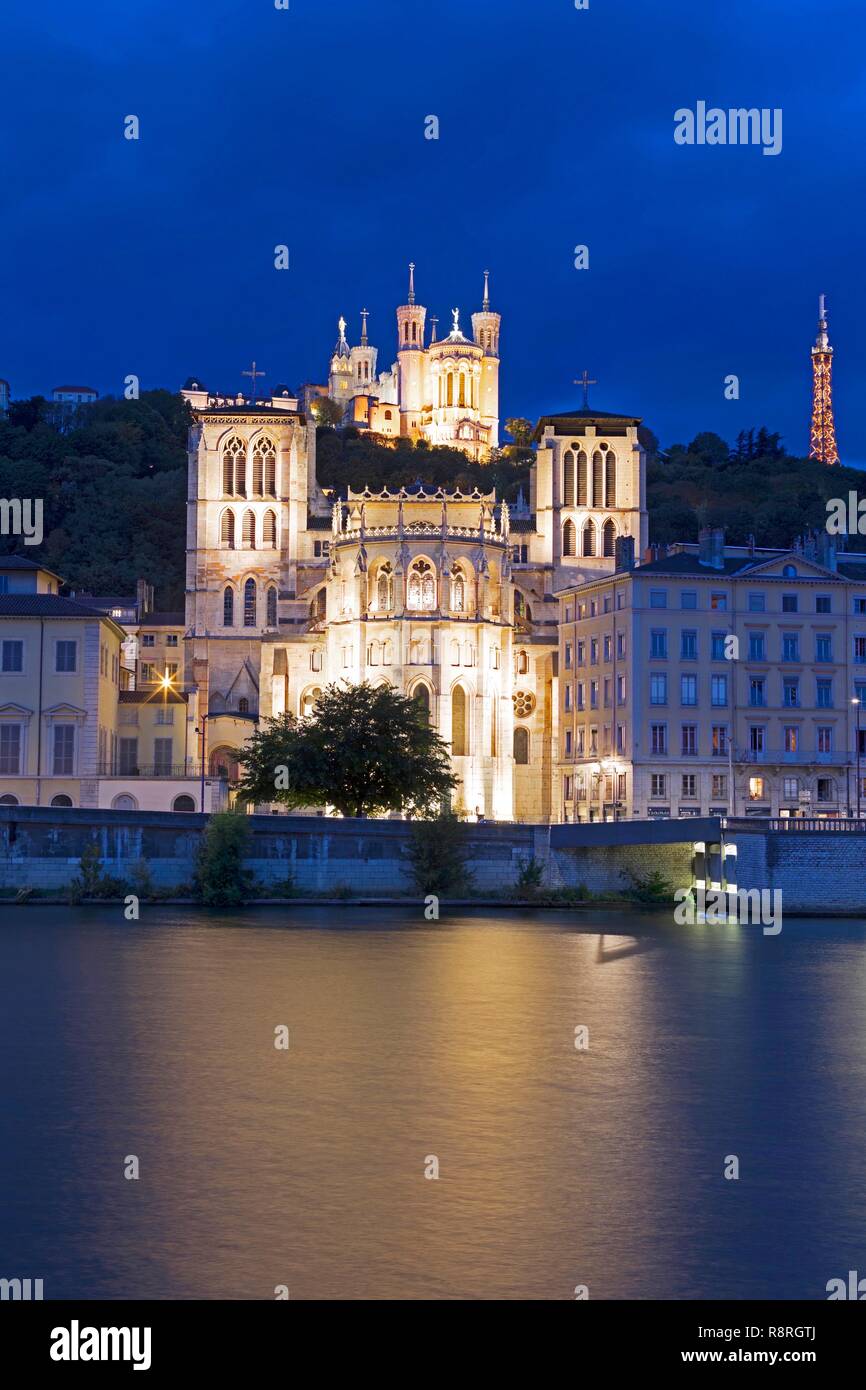 Francia, Rhone, Lione, 5° distretto, il vecchio quartiere di Lione, storico sito elencato come patrimonio mondiale dall' UNESCO, quai Romain Rolland sulla Saone, la Cattedrale di San Giovanni Battista (XII secolo), classificato come monumento storico e la Basilica di Notre Dame de Fourvière (XIX), classificato come monumento storico, in background Foto Stock