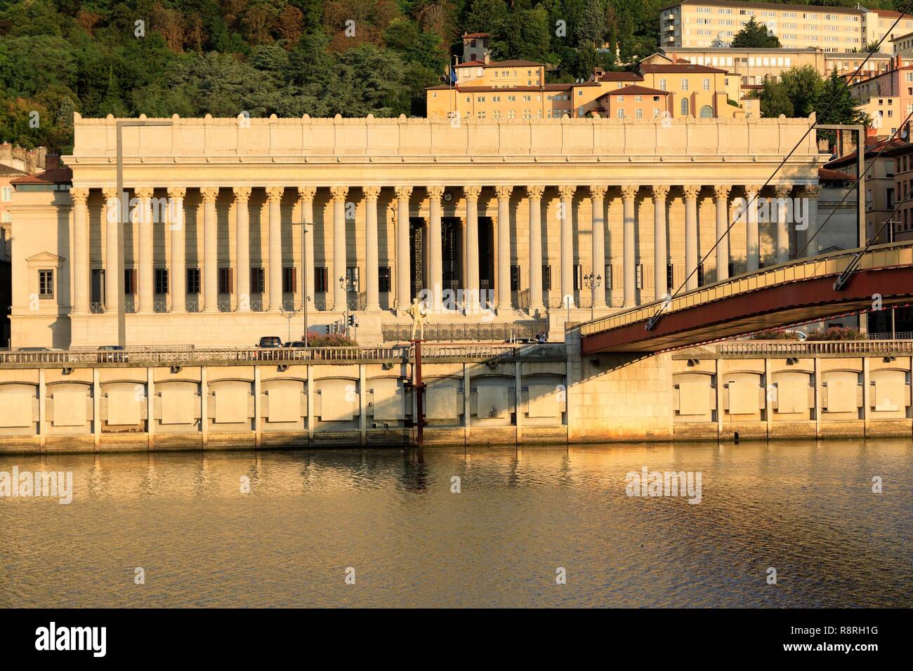Francia, Rhone, Lione, 5° distretto, il vecchio quartiere di Lione, storico sito elencato come patrimonio mondiale dall' UNESCO, quai Romain Rolland, Courthouse, gateway al Palais de Justice sulla Saone Foto Stock
