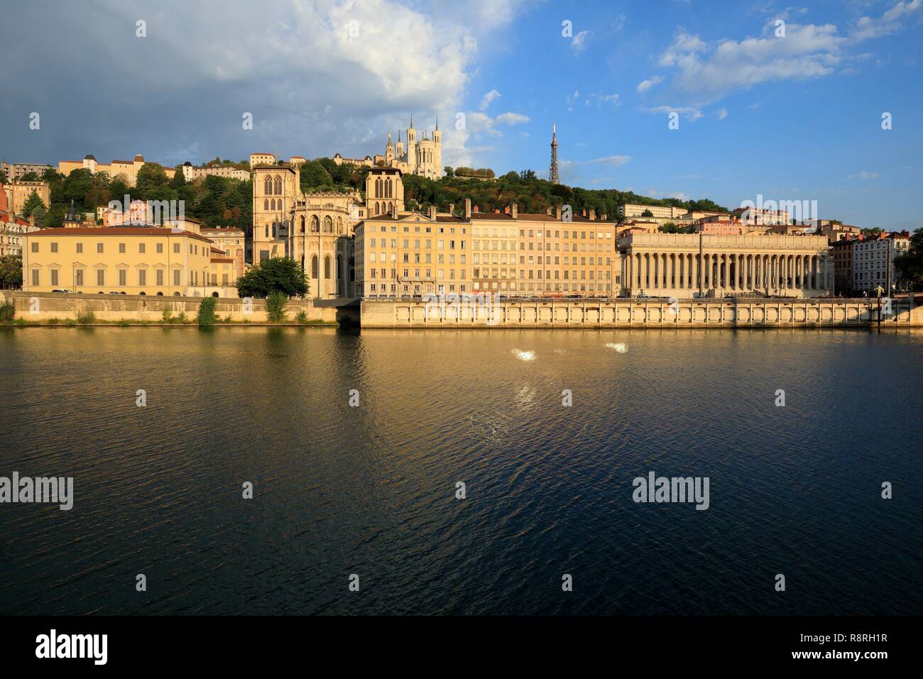 Francia, Rhone, Lione, 5° distretto, il vecchio quartiere di Lione, storico sito elencato come patrimonio mondiale dall' UNESCO, quai Romain Rolland sulla Saone, la Cattedrale di San Giovanni Battista (XII secolo), classificato come monumento storico e la Basilica di Notre Dame de Fourvière (XIX), classificato come monumento storico, in background Foto Stock
