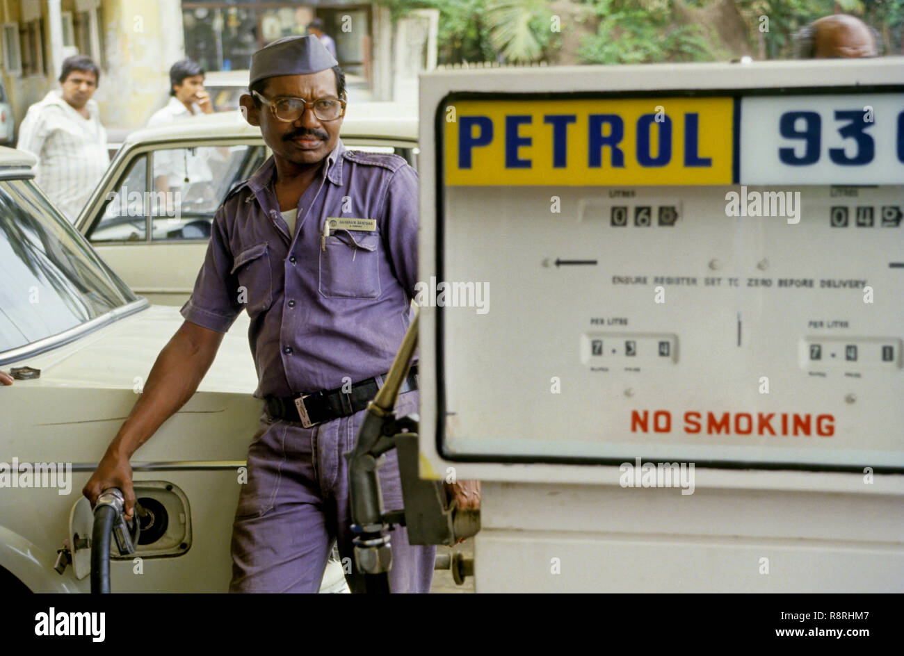 L'uomo il riempimento di benzina nel serbatoio per auto Foto Stock