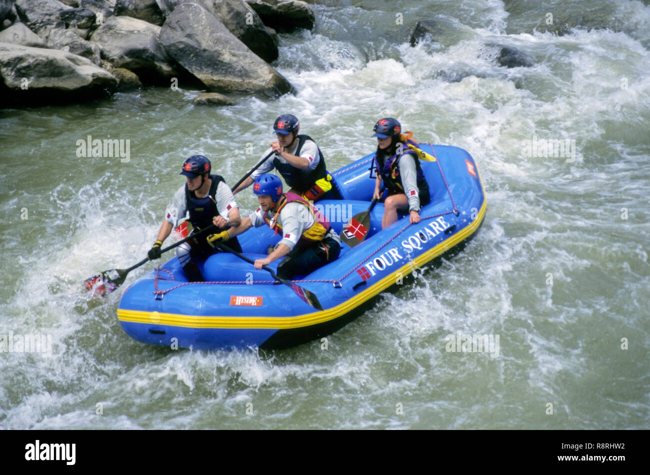 Rafting nel fiume Ganga da Devprayag a Rishikesh, Uttaranchal, India Foto Stock