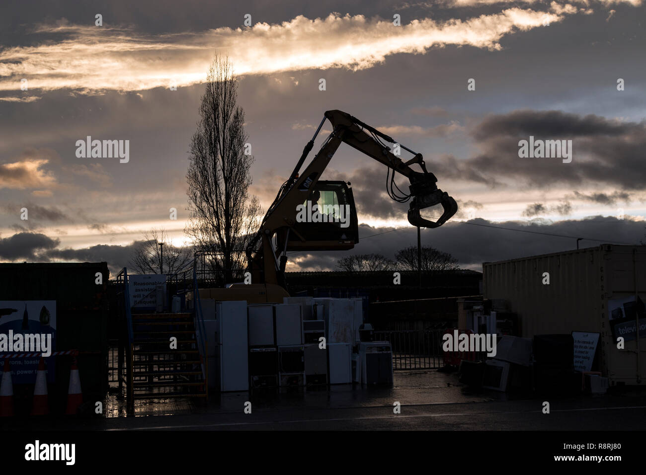 Meccanica a molletta, frantumato, 2015, Inquinamento atmosferico, alluminio, blu, rotte, Business, artiglio, immagine a colori, concetti, concetti e argomenti, Costruzione di dotare Foto Stock