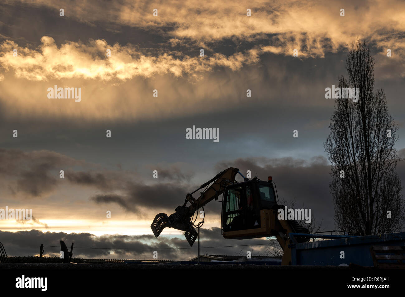 Meccanica a molletta, frantumato, 2015, Inquinamento atmosferico, alluminio, blu, rotte, Business, artiglio, immagine a colori, concetti, concetti e argomenti, Costruzione di dotare Foto Stock