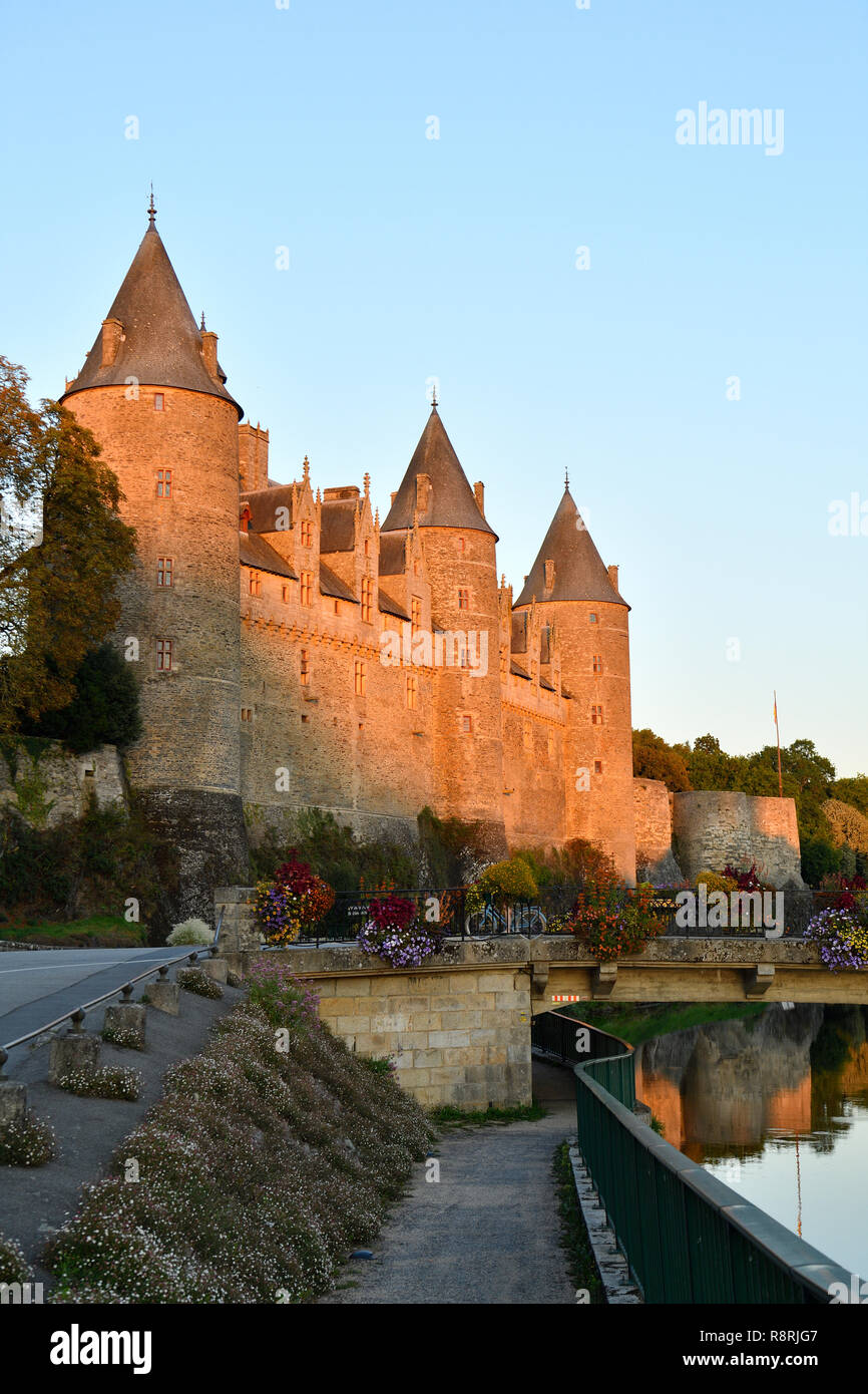 Francia, Morbihan, fermata sulla via di San Giacomo, Josselin, borgo medievale, Josselin castello in fiamme in stile gotico sul fiume Oust banche Foto Stock