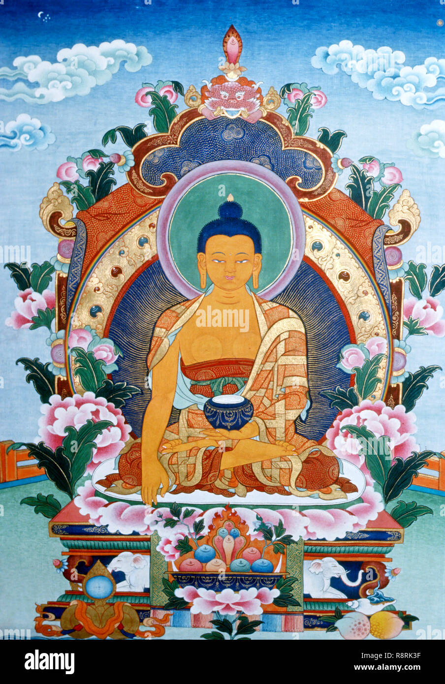Lord Buddha dipinto muro nel monastero, India, Asia Foto Stock