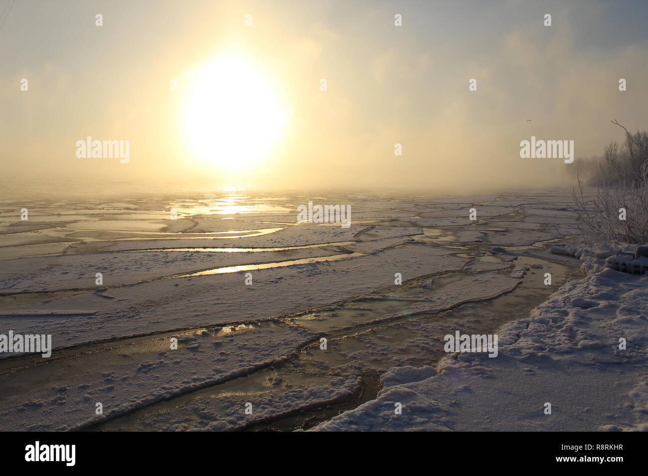 Sunrise in inverno a meno 15 gradi sotto zero sulle rive del fiume Saint-Laurent a Montréal, Canada. Foto Stock