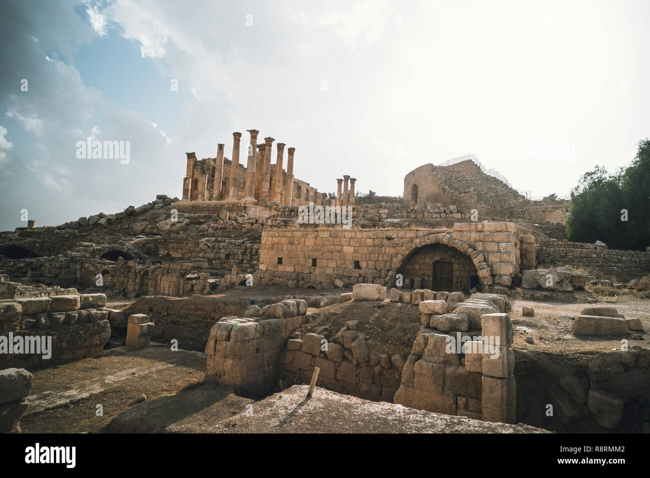 Tempio della antica città romana di Gerasa, Jerash moderno, Giordania. Vecchie colonne di antichi edifici sul cielo blu. Antichi monumenti romani nel Medit Foto Stock