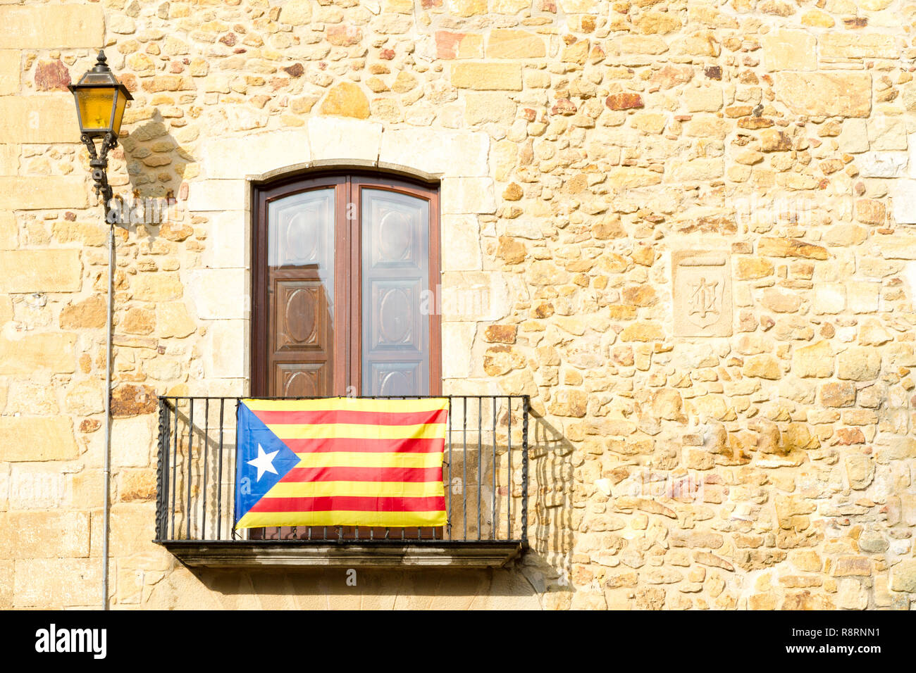 La Estelada (starred flag) simboleggiano indipendenza catalana appendere fuori di un edificio in Catalogna Foto Stock