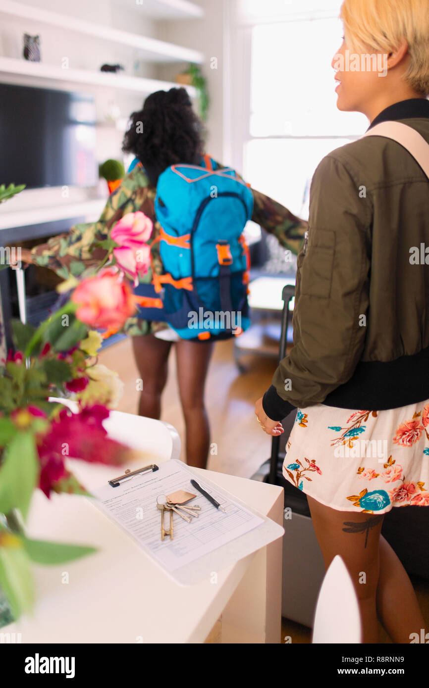 Giovani donne amici arrivando a Affitto casa Foto Stock