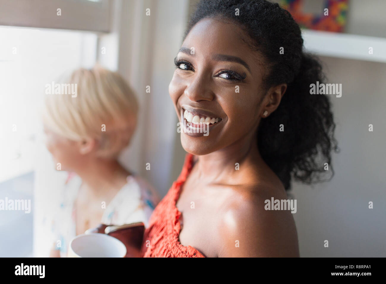 Ritratto sorridente, fiducioso giovane donna Foto Stock