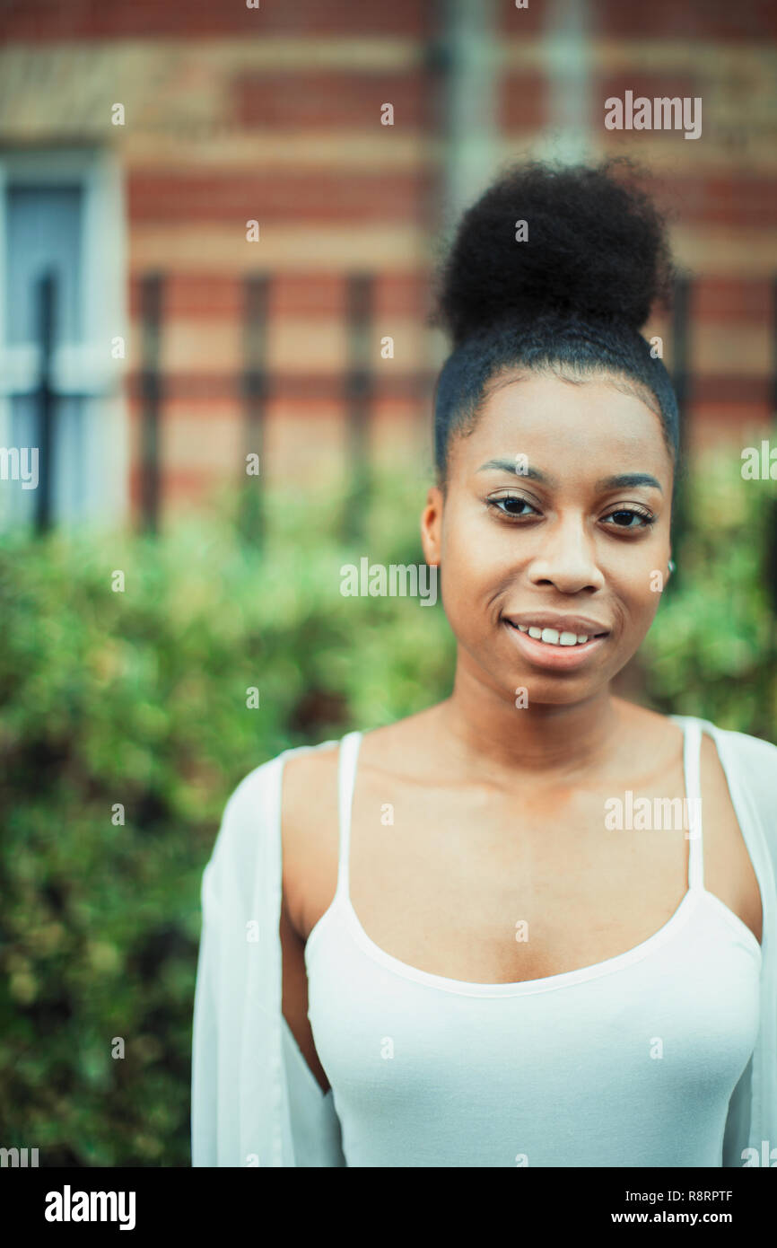 Ritratto sorridente giovane donna Foto Stock