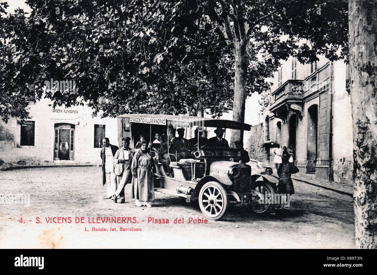 Tarjeta postale. Automóvil para el transporte de viajeros estacionado en la plaza del Poble en Sant Vicens de Llavaneres. Años 1920. Foto Stock