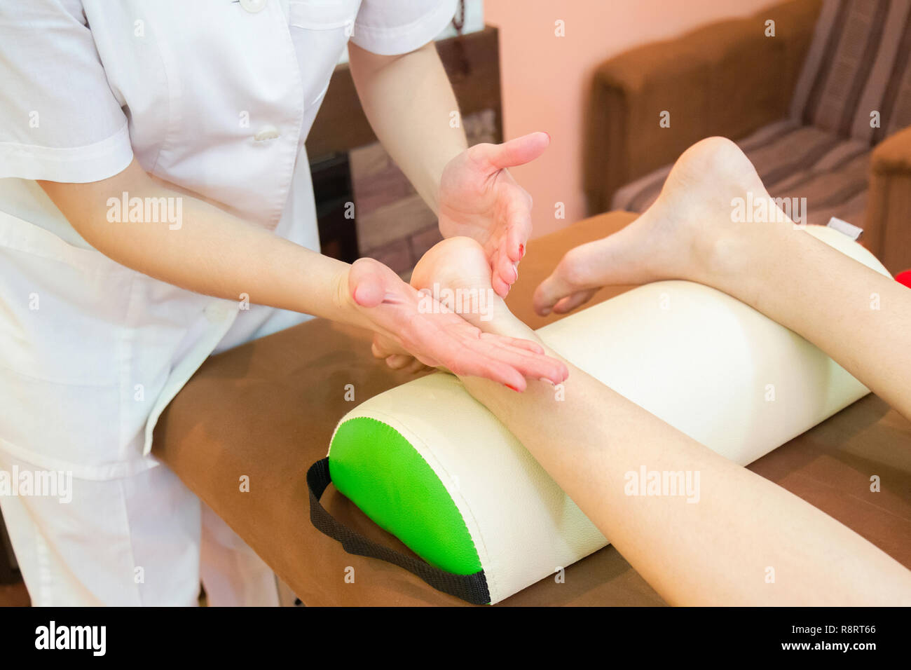 Rivitalizzante rilassante massaggio ai piedi. Il lavoro massaggiatore a spa salone. Foto Stock
