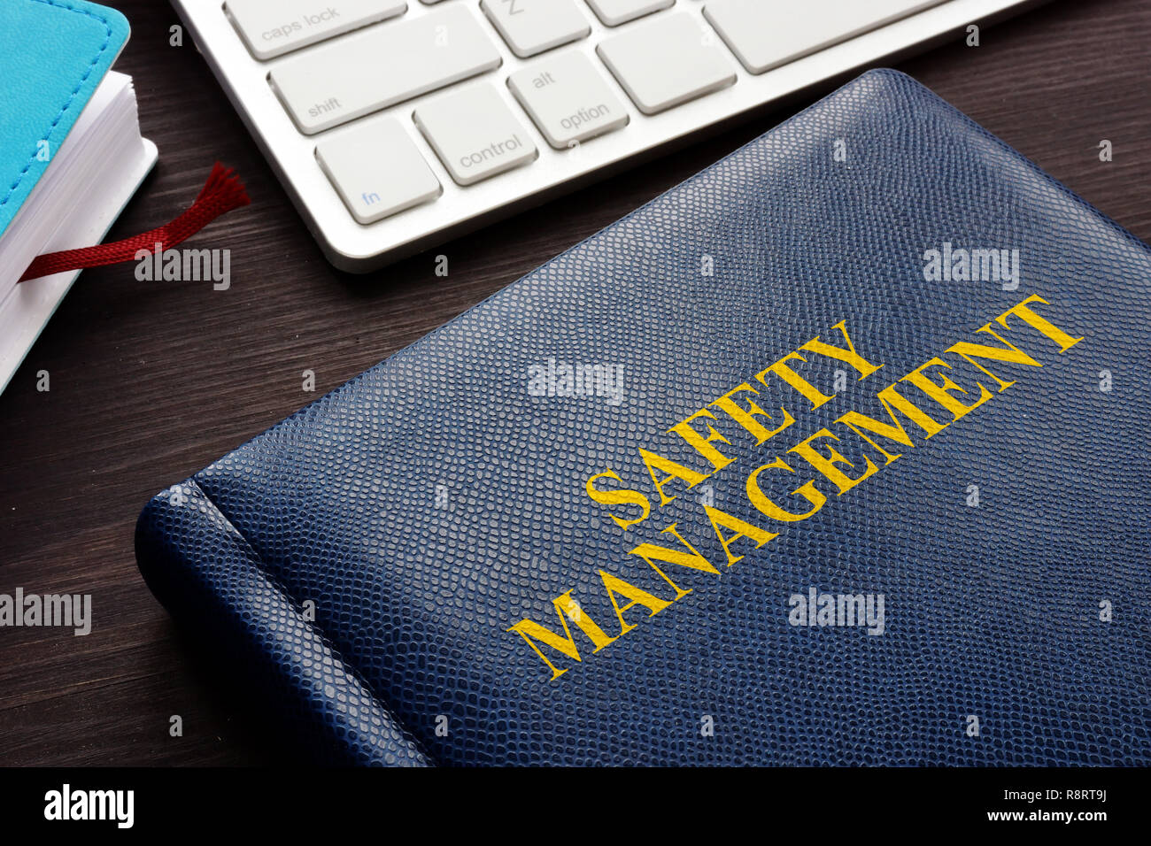 Gestione della sicurezza e del libro della tastiera su una scrivania. Foto Stock