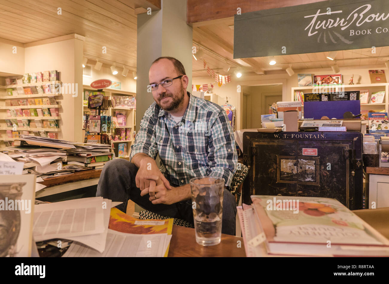 Jamie Kornegay è il proprietario di TurnRow Book Company, situato su Howard Street in Greenood, Mississippi. Foto Stock